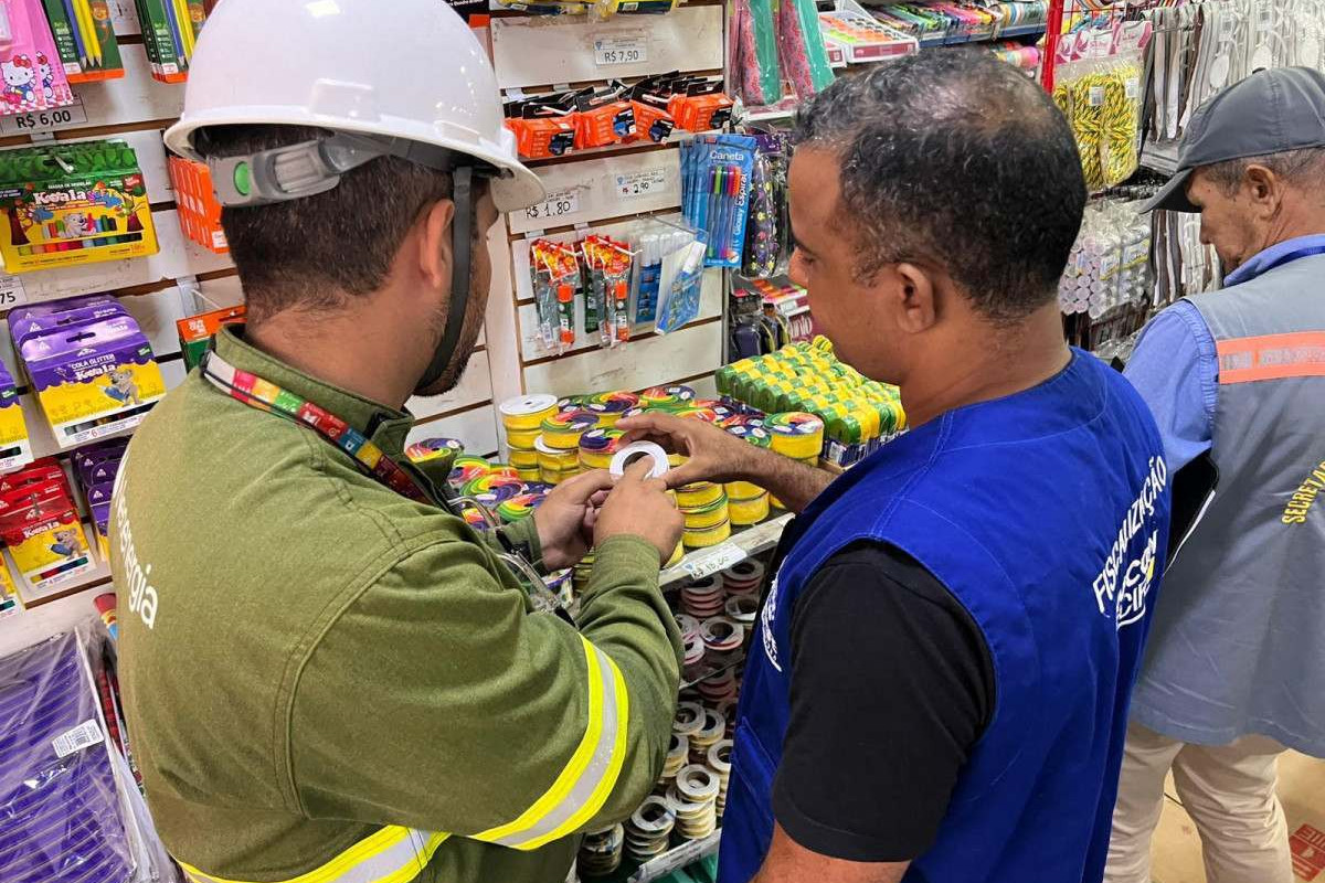 Operação flagrou lojas vendendo serpentinas proibidas /Divulgação 