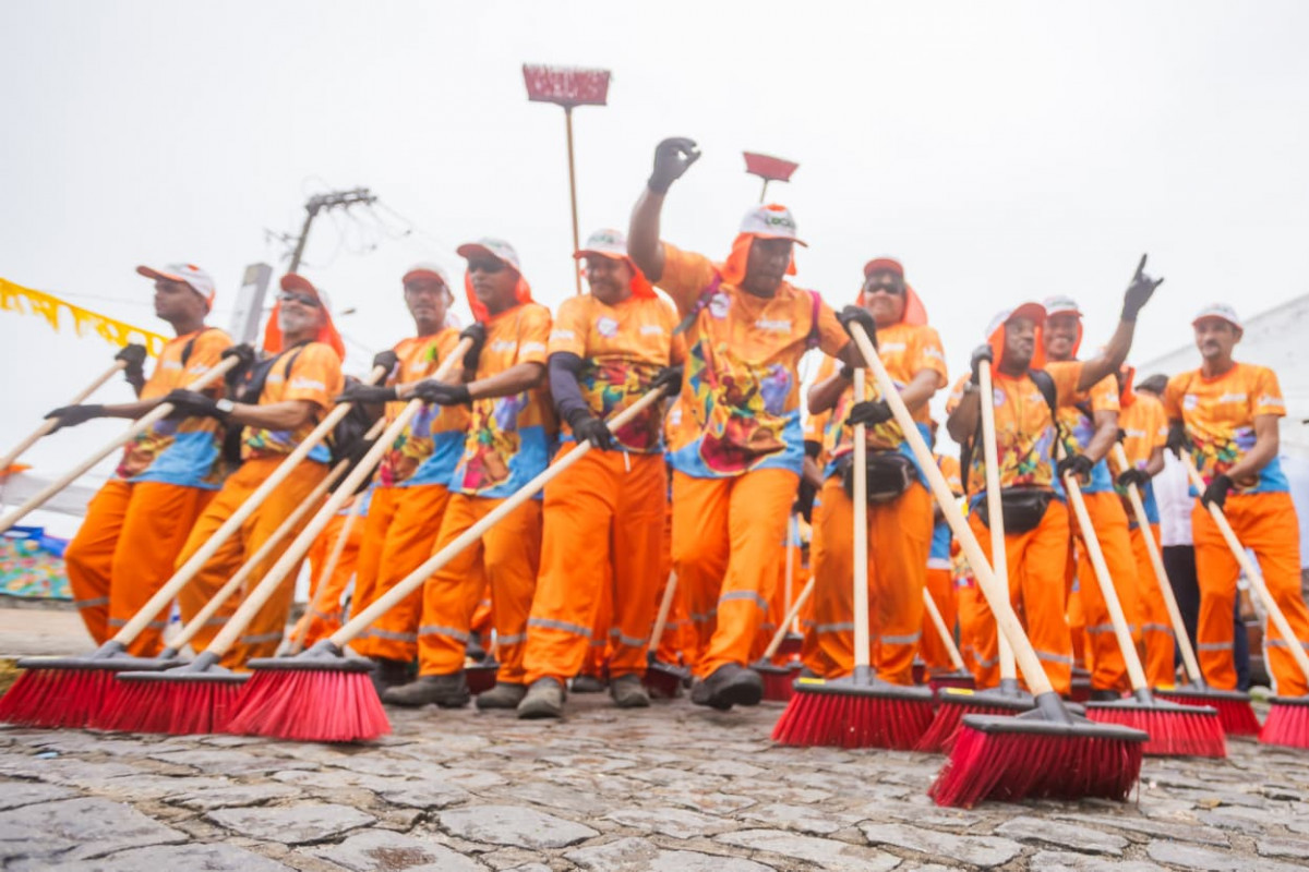 Além dos trabalhadores, a limpeza contou com o apoio de um caminhão compactador, um caminhão-pipa e uma varredeira mecânica. (Foto: Arquimedes Santos/Prefeitura de Olinda)