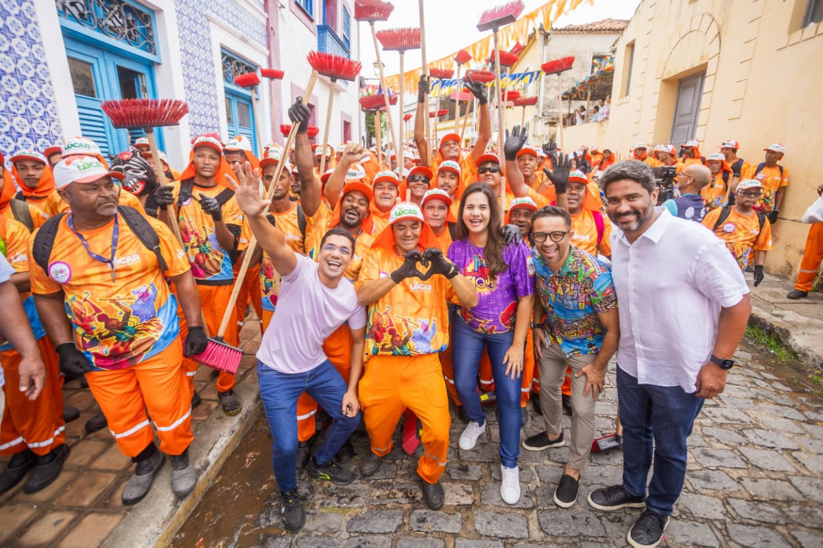 Além dos trabalhadores, a limpeza contou com o apoio de um caminhão compactador, um caminhão-pipa e uma varredeira mecânica. (Foto: Arquimedes Santos/Prefeitura de Olinda)