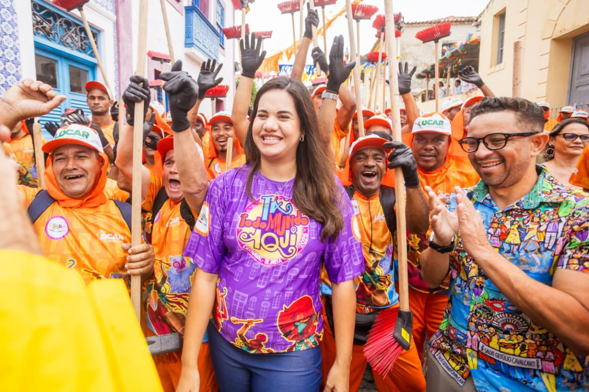 Além dos trabalhadores, a limpeza contou com o apoio de um caminhão compactador, um caminhão-pipa e uma varredeira mecânica. (Foto: Arquimedes Santos/Prefeitura de Olinda)