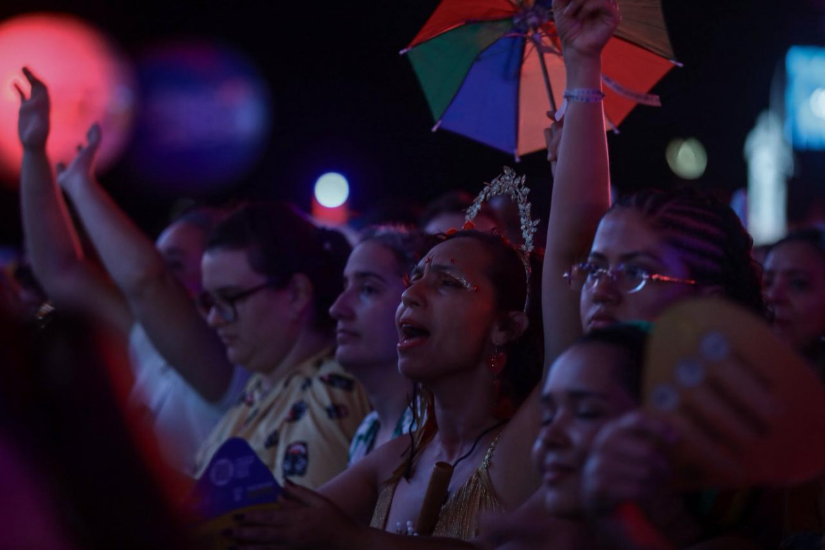 Foliões lotam Marco Zero no dia de abertura do carnaval do Recife (Foto: Karol Rodrigues/DP Foto)