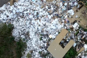 Flagra de toneladas de lixo de Fernando de Noronha