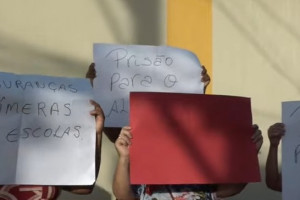 M&atilde;es fazem protesto em frente a escola onde menina de 9 anos foi abusada por professor