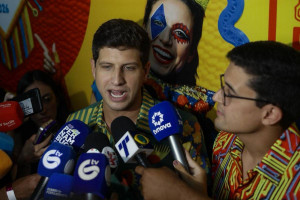 Jo&atilde;o Campos e Victor Marques participaram da abertura do Carnaval 2026, no Recife 