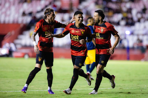 Chrystian Barletta, Gustavo Maia e Yago Felipe em comemora&ccedil;&atilde;o de gol do Sport contra o Retr&ocirc; no Campeonato Pernambucano