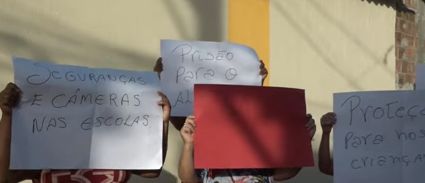 Mães fazem protesto em frente a escola onde menina de 9 anos foi abusada por professor/Reprodução/Tv Guararapes
