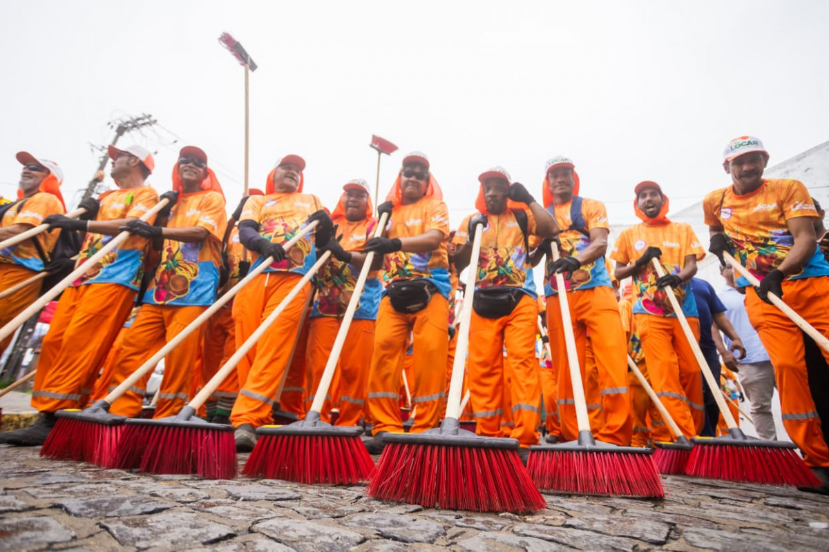 Além dos trabalhadores, a limpeza contou com o apoio de um caminhão compactador, um caminhão-pipa e uma varredeira mecânica./Foto: Arquimedes Santos/Prefeitura de Olinda
