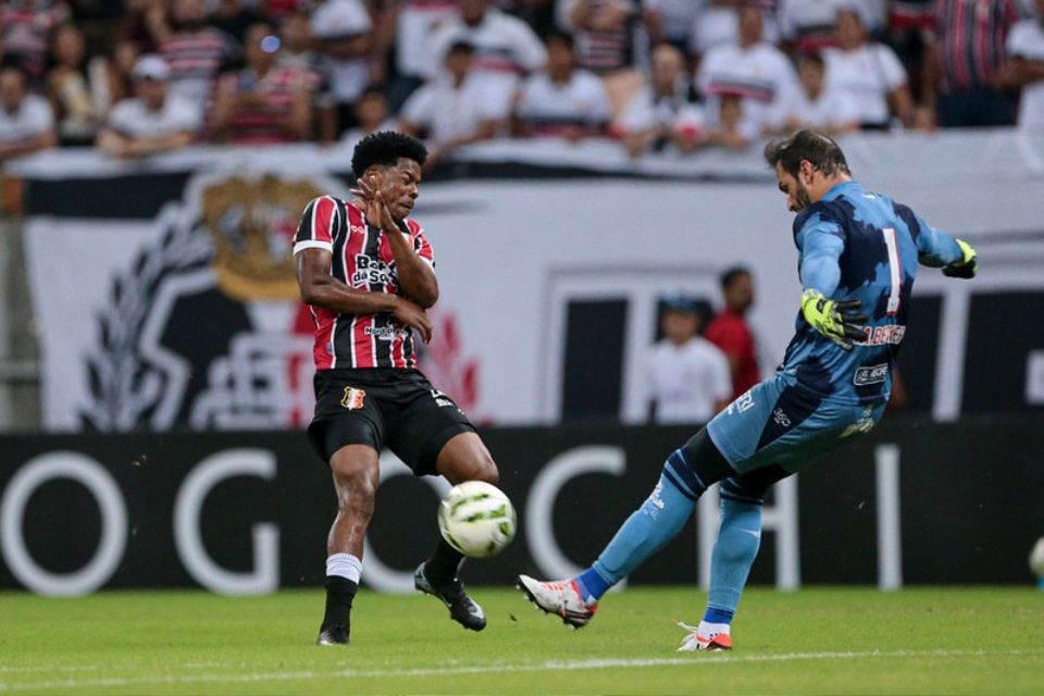 Muriel, do Náutico, e Wagner Balotelli, do Santa Cruz, em disputa de bola/Rafael Melo/FPF