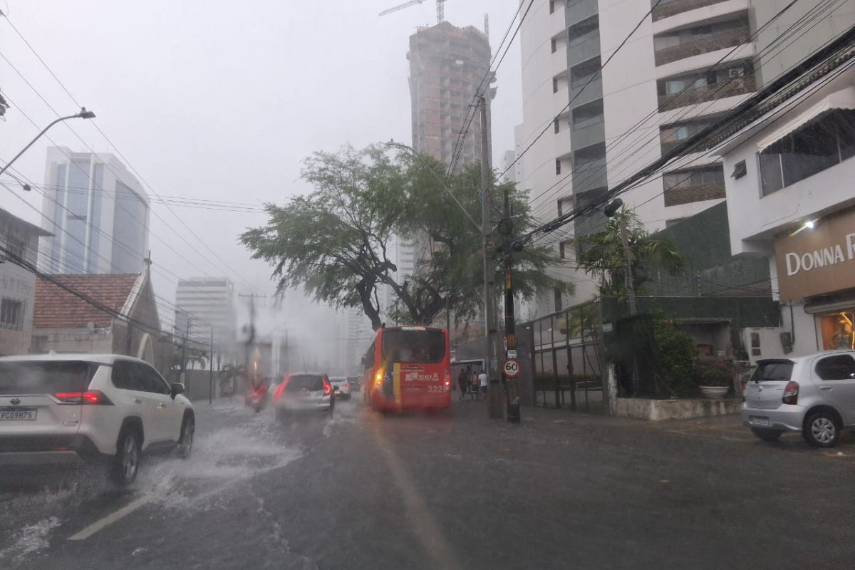 O Recife está em estágio de atenção por causa das chuvas desta sexta (13)/Foto: Ricardo Novelino/DP