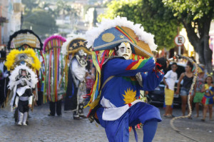 Caretas de Triunfo saem pelas ruas no carnaval
