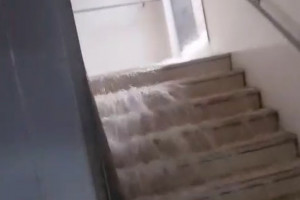 Grande quantidade de &aacute;gua em escadaria do Imip.