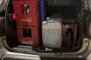 PM apreende cerca de 120 litros de lol&oacute; dentro de um barraco em Olinda, no Grande Recife
