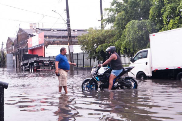 Chuva alagou ruas no Recife nesta sexta (13)  (Sandy James/DP)