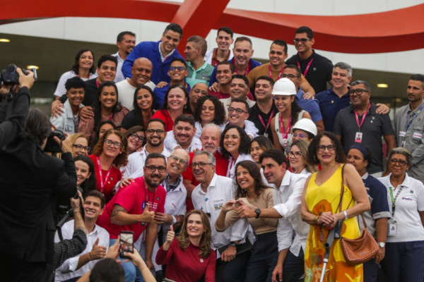 Presidente Lula (PT) visita fábrica da farmacêutica Aché, no Cabo de Santo Agostinho (Foto: Crysli Viana/ DP Foto)