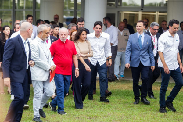 Presidente Lula (PT) visita fábrica da farmacêutica Aché, no Cabo de Santo Agostinho  (Foto: Crysli Viana/ DP Foto)