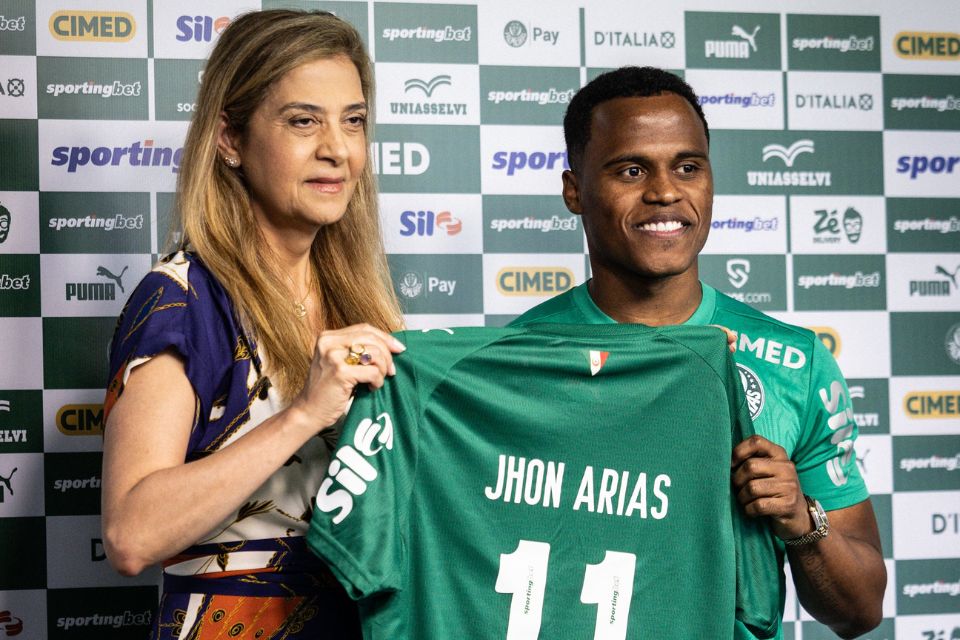 Leila Pereira, presidente do Palmeiras, e Jhon Arias, novo reforço do clube/Werner Flister/Palmeiras