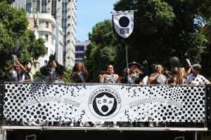 Cord&atilde;o da Bola re&uacute;ne cariocas, turistas, fam&iacute;lias, idosos e crian&ccedil;as. Todos embalados pelas marchinhas e o hino oficial Quem n&atilde;o chora, n&atilde;o mama.