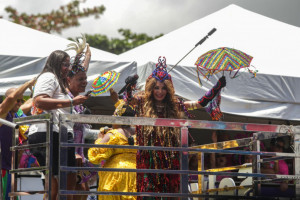 Artistas levam multid&atilde;o &agrave;s ruas no desfile do Galo da Madrugada