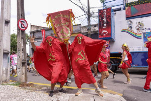 Carnaval 2026: s&aacute;tira pol&iacute;tica marca desfile do Galo da Madrugada no Recife: "fantasmas do comunismo"