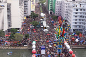 Um "mar de gente" acompanhou o desfile do Galo da Madrugada, no Recife 