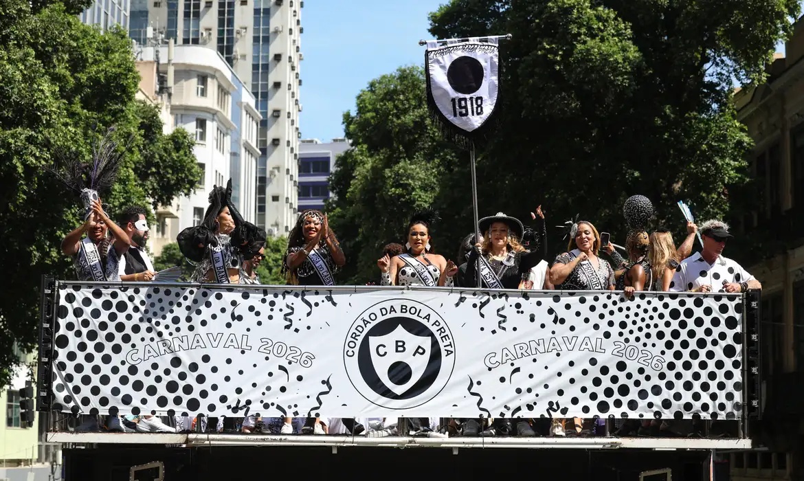 Cordão da Bola reúne cariocas, turistas, famílias, idosos e crianças. Todos embalados pelas marchinhas e o hino oficial Quem não chora, não mama./Tomaz Silva/Agência Brasil