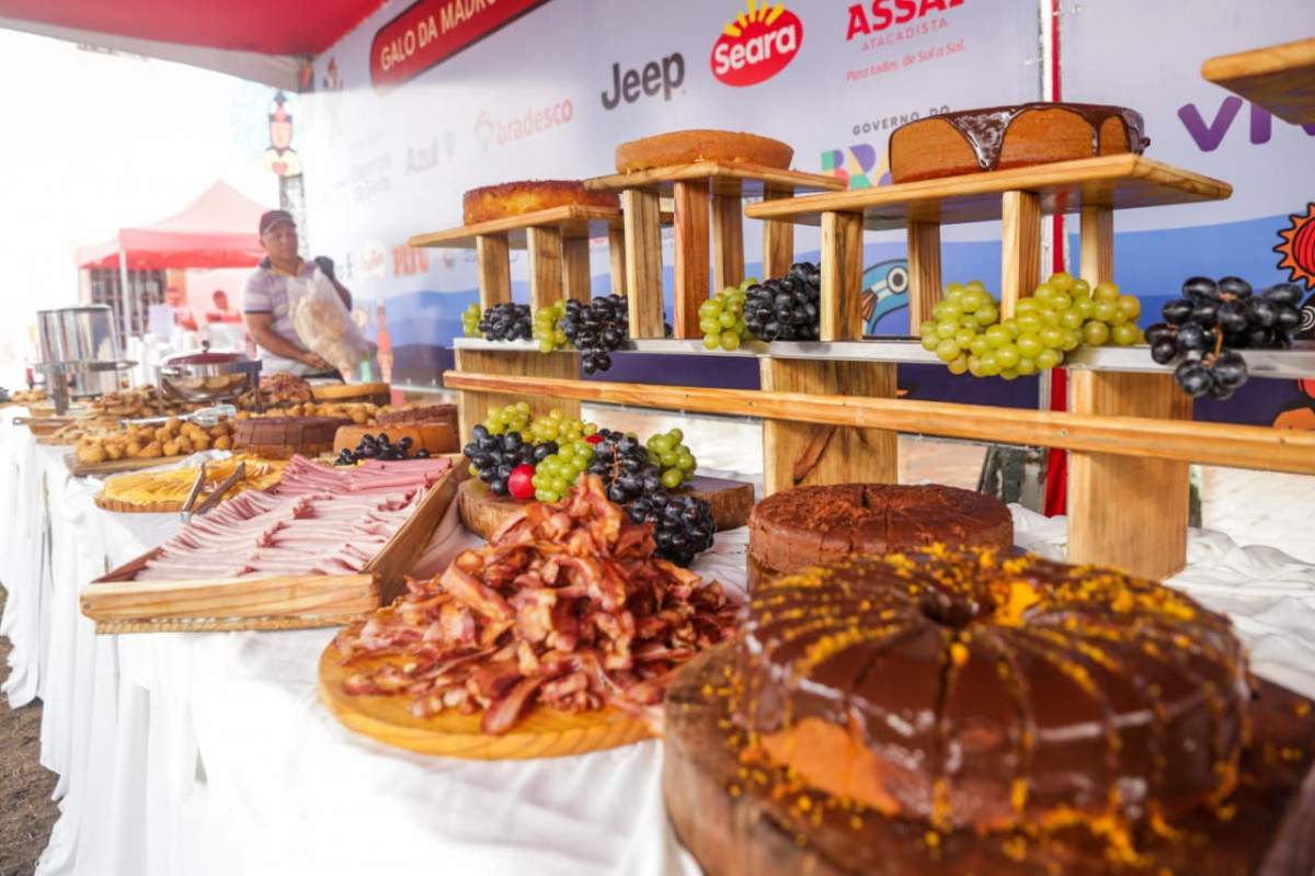 Café da manhã regional garante energia para desfile do Galo /Crys Viana/DP