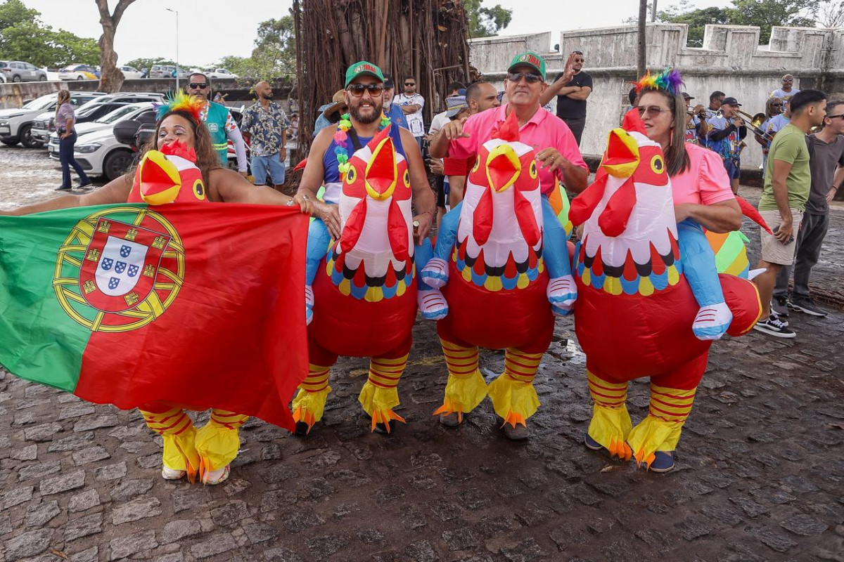 Foliões no Galo da Madrugada 2026 (Rafael Vieira/DP Foto)