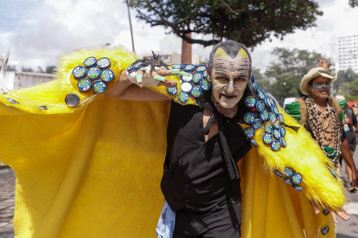 Foliões no Galo da Madrugada 2026 (Rafael Vieira/DP Foto)