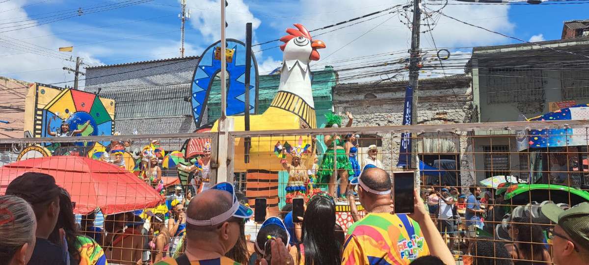 Trio elétrico abriu caminho para o desfile do Galo da Madrugada, neste sábado (14) /Ana Paula Câmara/cortesia 