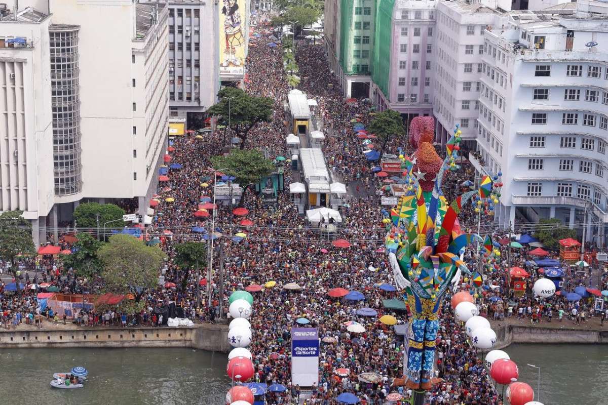 Um "mar de gente" acompanhou o desfile do Galo da Madrugada, no Recife  (Rafael Vieira/DP)
