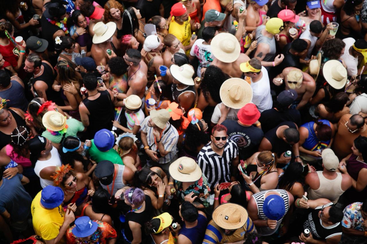 Foliões brincam o carnaval de Olinda no domingo (15/2/26) (MARINA TORRES/DP FOTO)
