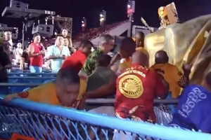 Apesar do incidente, os desfiles n&atilde;o foram interrompidos.