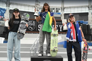 Fecharam o p&oacute;dio com Rayssa Leal, em Sydney, na etapa da Street League Skateboarding, as skatistas Liz Akama, japonesa, e Chloe Covell, australiana