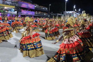  G.R.E.S Uni.o de Maric. durante os desfiles da s.rie ouro do carnaval carioca na Marqu.s de Sapuca..