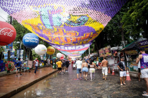 Foli&otilde;es v&atilde;o chegando para o segundo dia oficial do carnaval de Olinda 2026