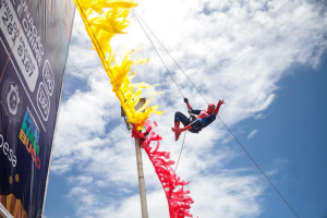 Homem Aranha faz sua performance no desfile do Enquanto Isso na Sala de Justi&ccedil;a, em Olinda