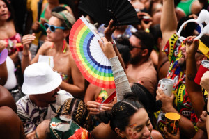 Multid&atilde;o comparece ao domingo de carnaval em Olinda