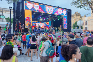 P&uacute;blico chega cedo para noite de samba e pagode no Marco Zero