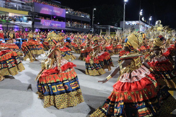  G.R.E.S Uni.o de Maric. durante os desfiles da s.rie ouro do carnaval carioca na Marqu.s de Sapuca..