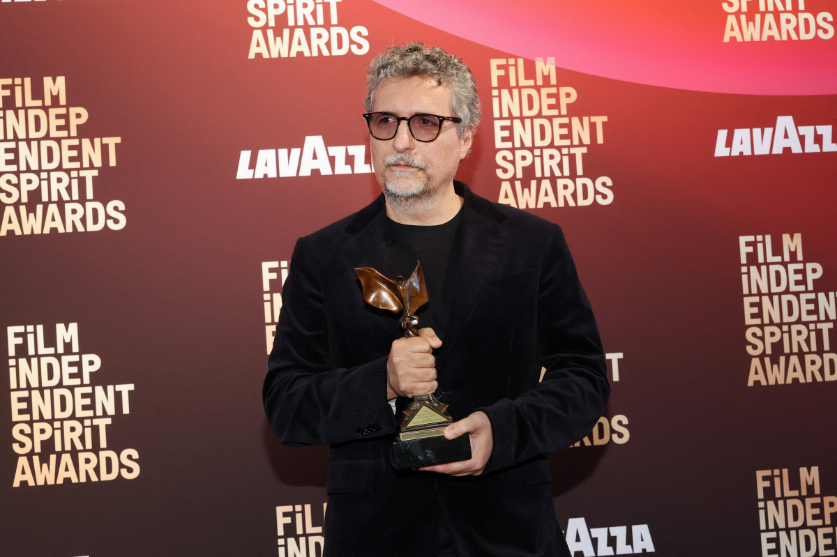 Kleber Mendonça Filho posa com a estatueta do Spirit Awards/ Monica Schipper Getty Images via AFP