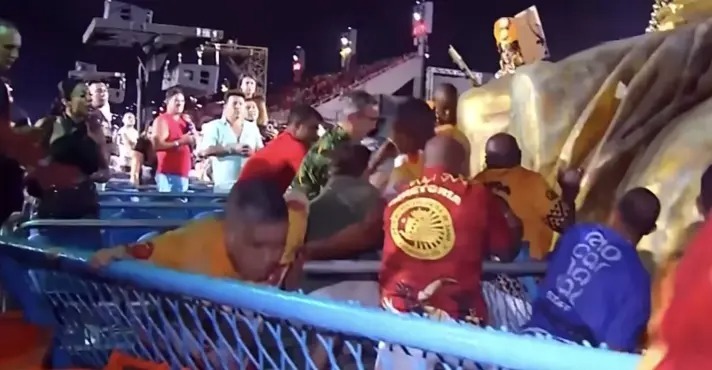 Apesar do incidente, os desfiles não foram interrompidos./Reprodução/Redes sociais