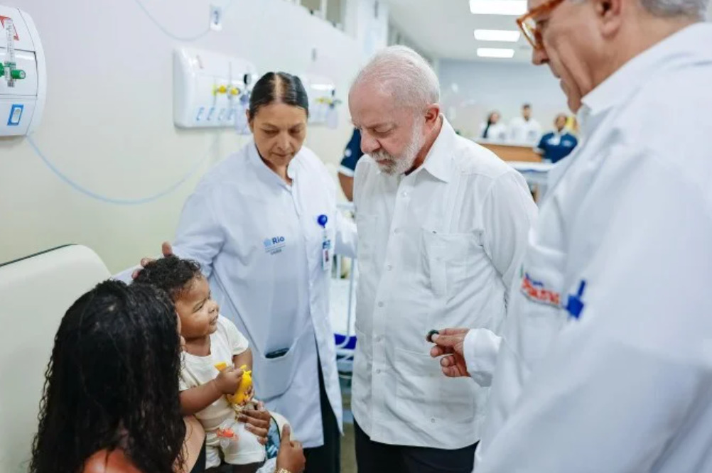 Lula fez uma visita às alas e cumprimentou trabalhadores da Secretaria Municipal de Saúde, neste domingo (15)/Foto: Ricardo Stuckert / PR
