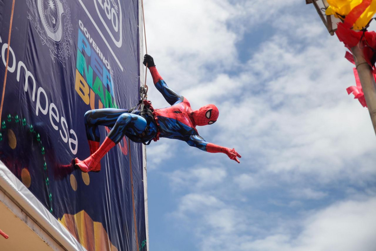 HomemAranha faz sua performance no Enquanto Isso na Sala da Justiça/MARINA TORRES/DP FOTO