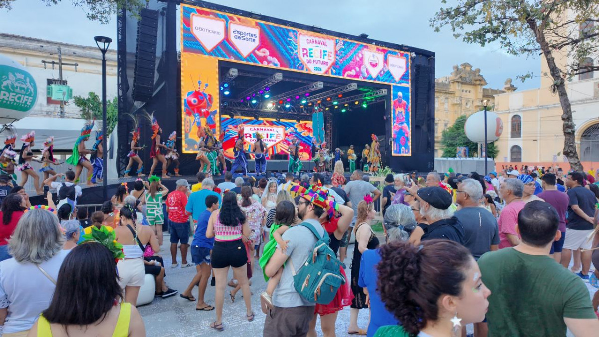 Público chega cedo para noite de samba e pagode no Marco Zero/Foto: Wanderson Oliveira/DP 