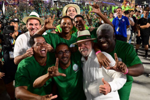 Lula com componentes da Escola de Samba Acad&ecirc;micos de Niter&oacute;i, que realizou desfile em sua homenagem