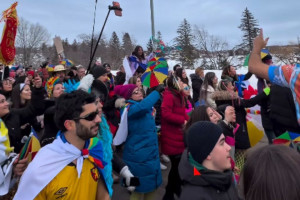  O bloco existe desde 2014 e homenageia o Galo da Madrugada em todo s&aacute;bado de carnaval