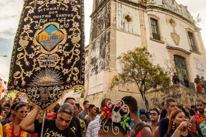 Tradicional Bloco Pitombeira sai pelas ruas de Olinda 