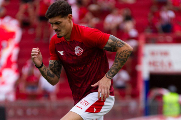 Zagueiro Carlinhos em passagem pelo N&aacute;utico