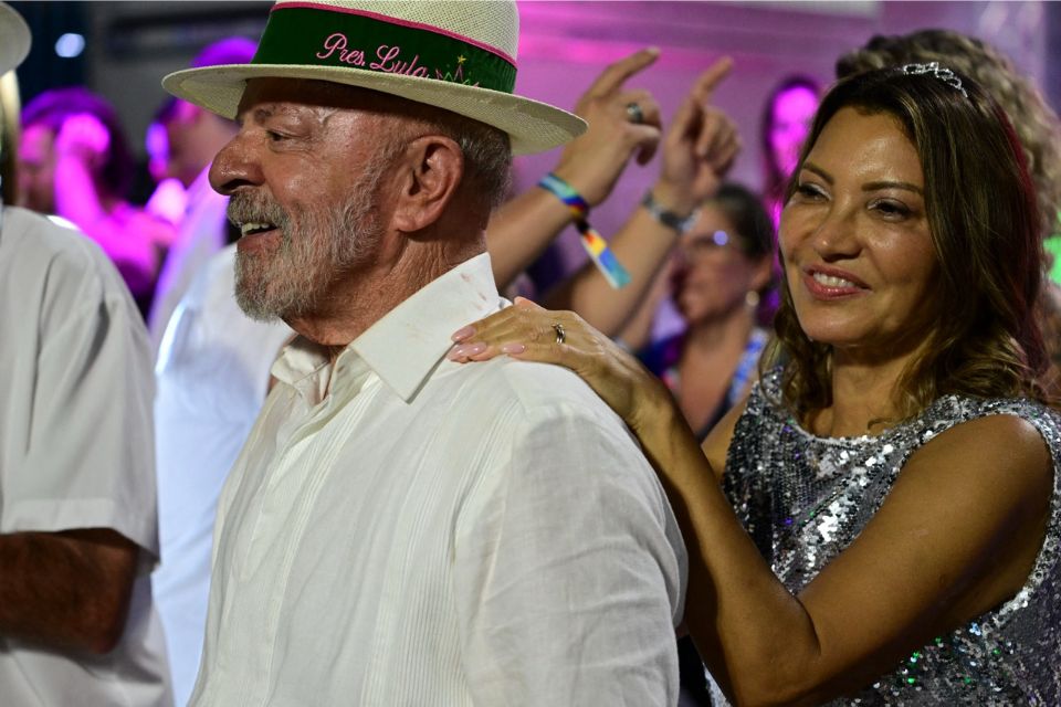 Lula e Janja assistiram ao desfile das escolas de Samba, na noite do último domingo (15)/Photo by Pablo PORCIUNCULA / AFP