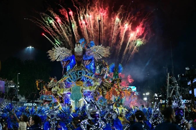 A Acadêmicos de Niterói abriu a primeira noite de desfiles do Grupo Especial do Carnaval do Rio de Janeiro. A agremiação foi campeã da Série Ouro em 2025, levou para avenida um samba-enredo interpretado por Emerson Dias/Pablo Porciuncula/AFP